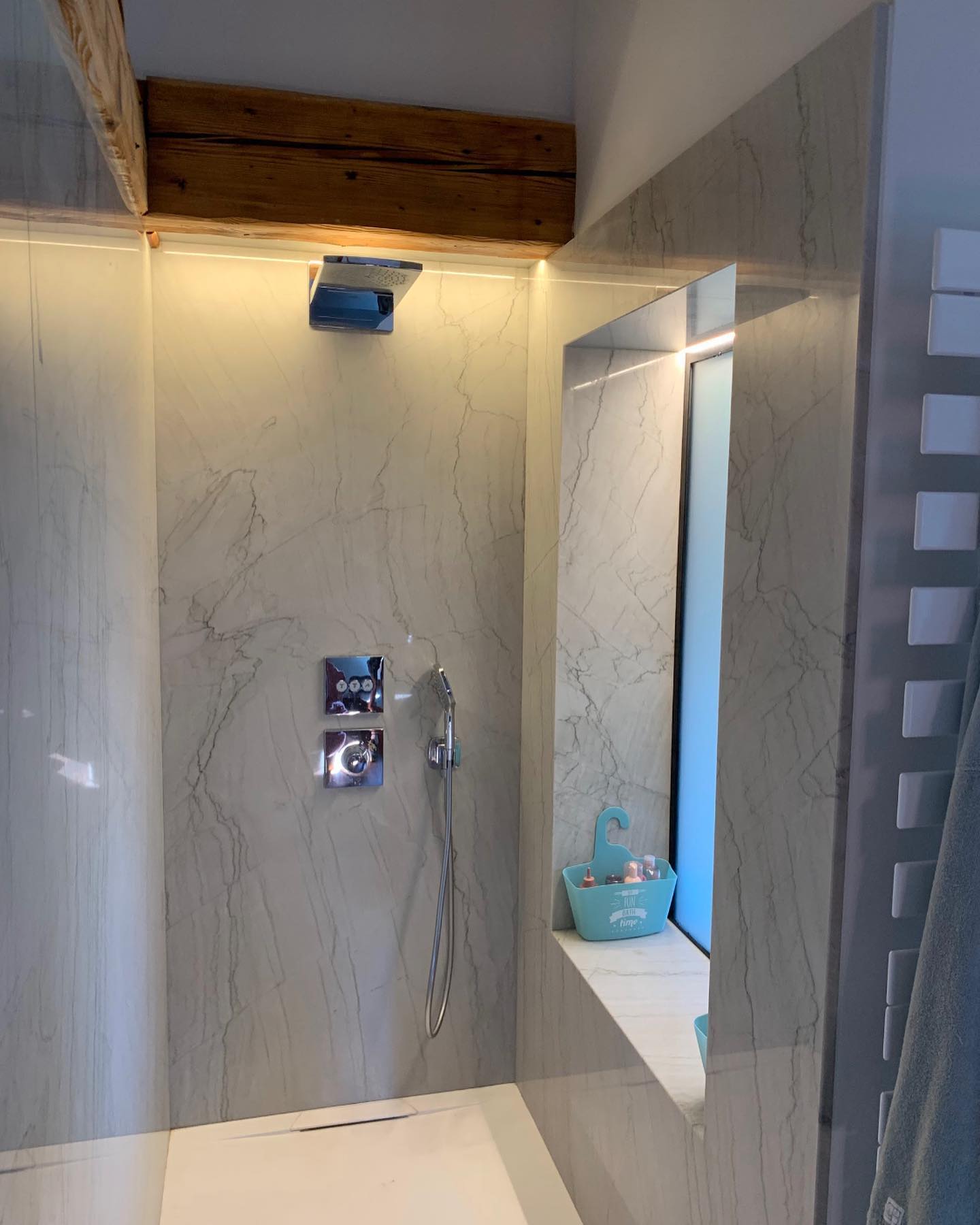 SALLE DE BAIN ENQUARTZITE MONT BLANC et SILESTONE ETHEREAL NOCTIS