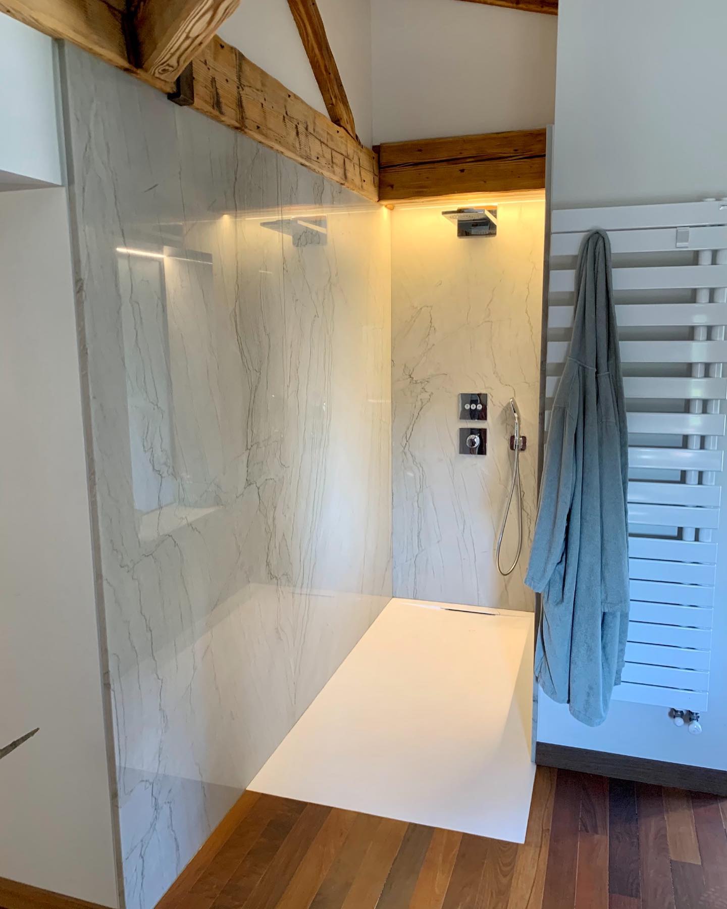 SALLE DE BAIN ENQUARTZITE MONT BLANC et SILESTONE ETHEREAL NOCTIS