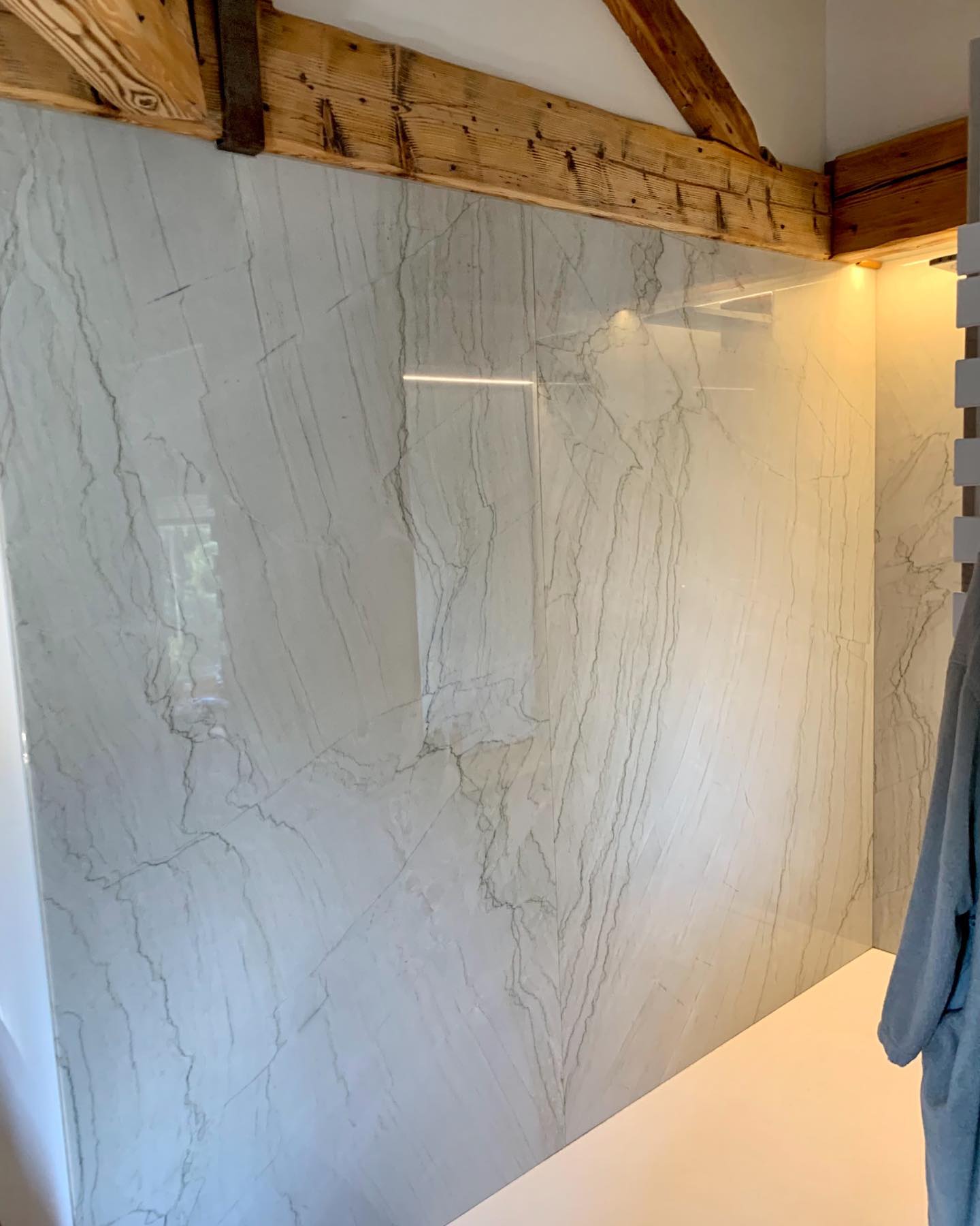 SALLE DE BAIN ENQUARTZITE MONT BLANC et SILESTONE ETHEREAL NOCTIS