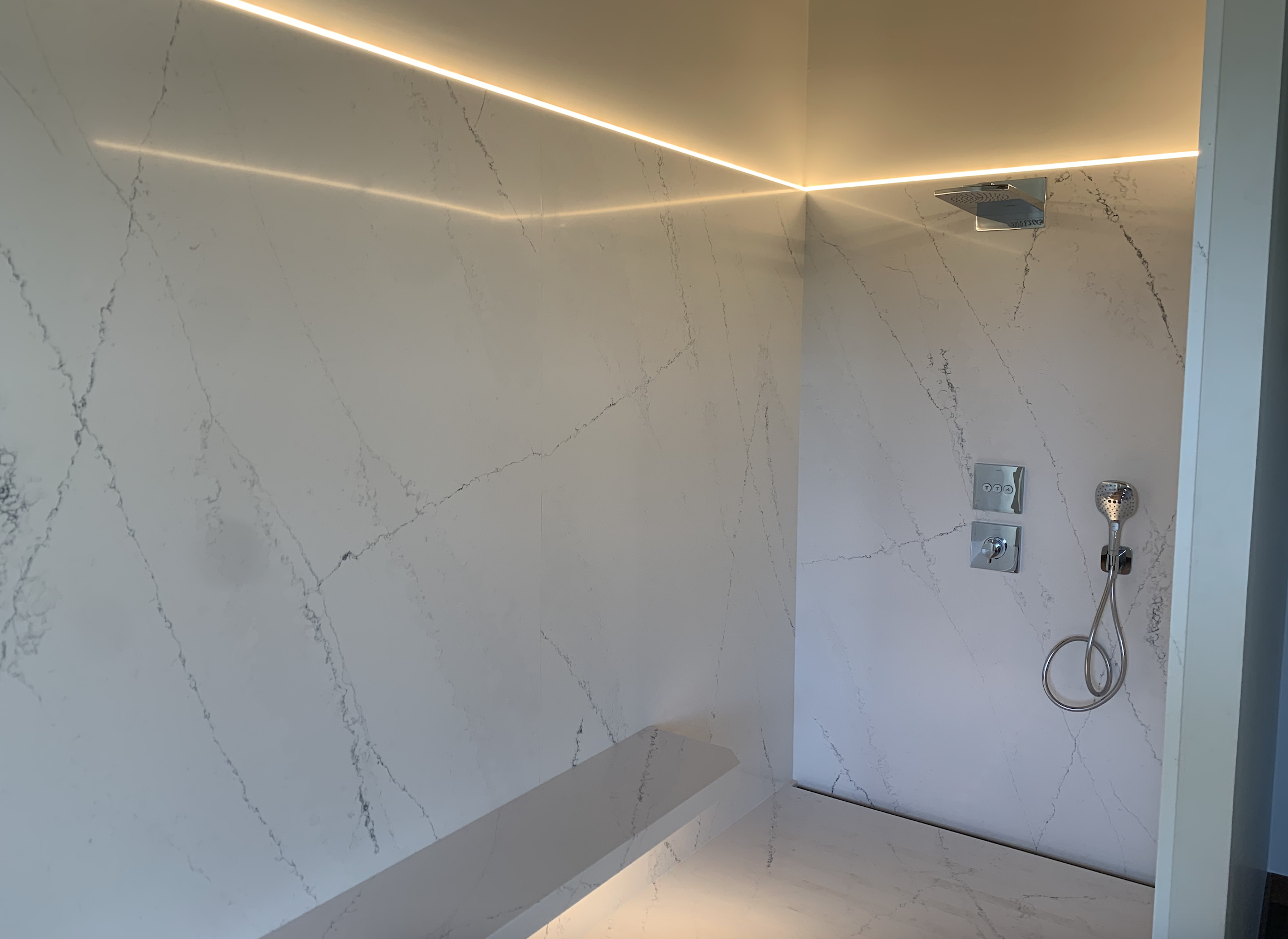 SALLE DE BAIN ENQUARTZITE MONT BLANC et SILESTONE ETHEREAL NOCTIS