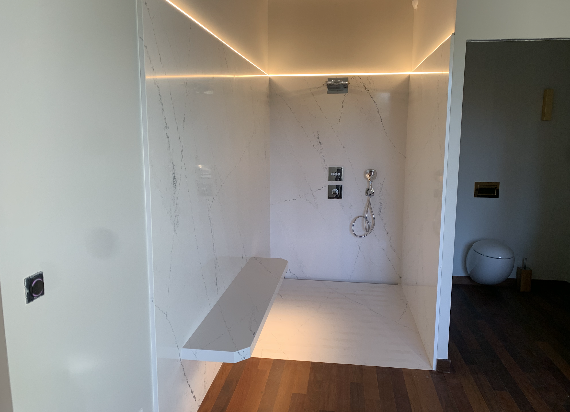 SALLE DE BAIN ENQUARTZITE MONT BLANC et SILESTONE ETHEREAL NOCTIS