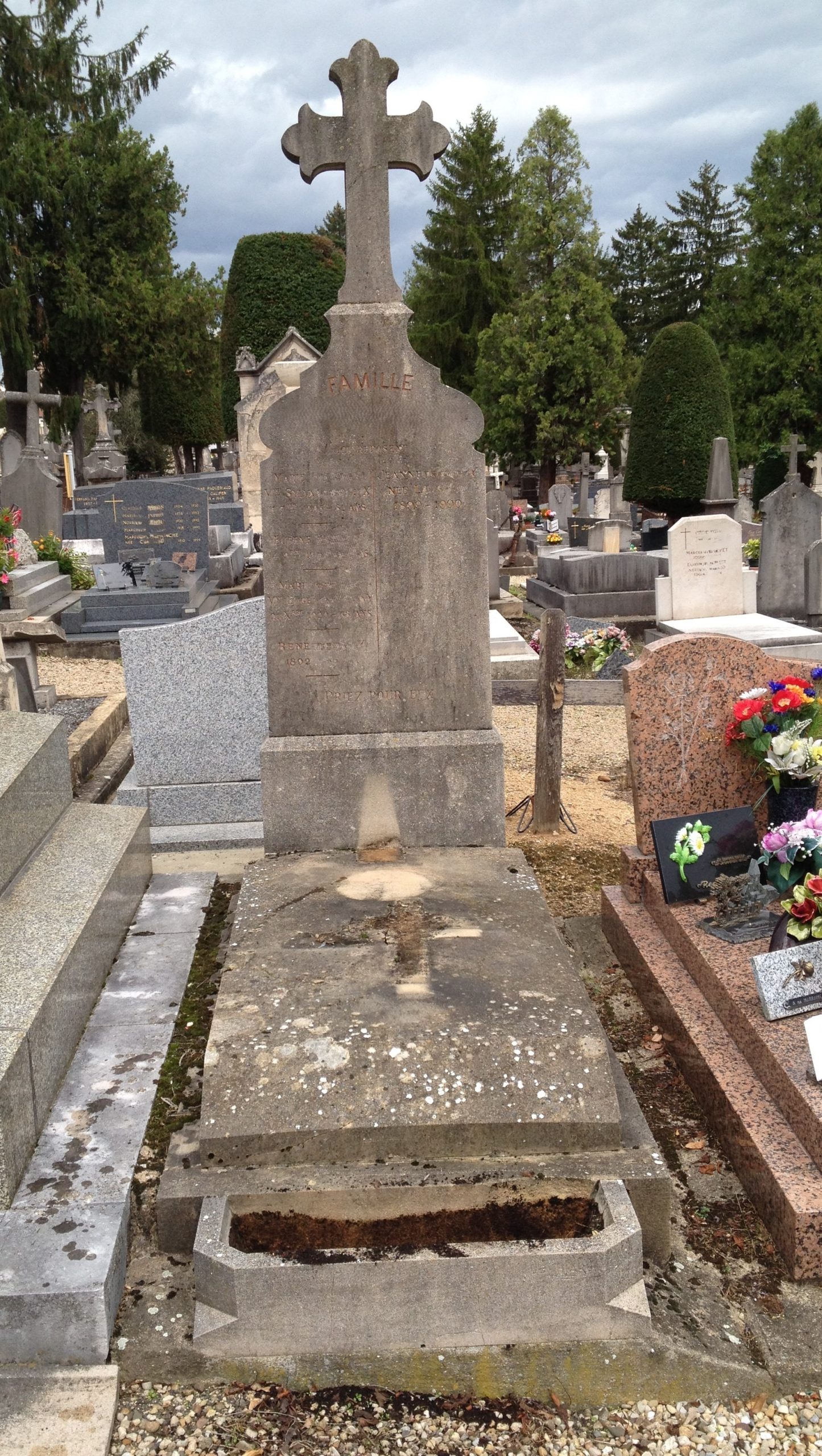Nettoyage et rénovation de monuments funéraires