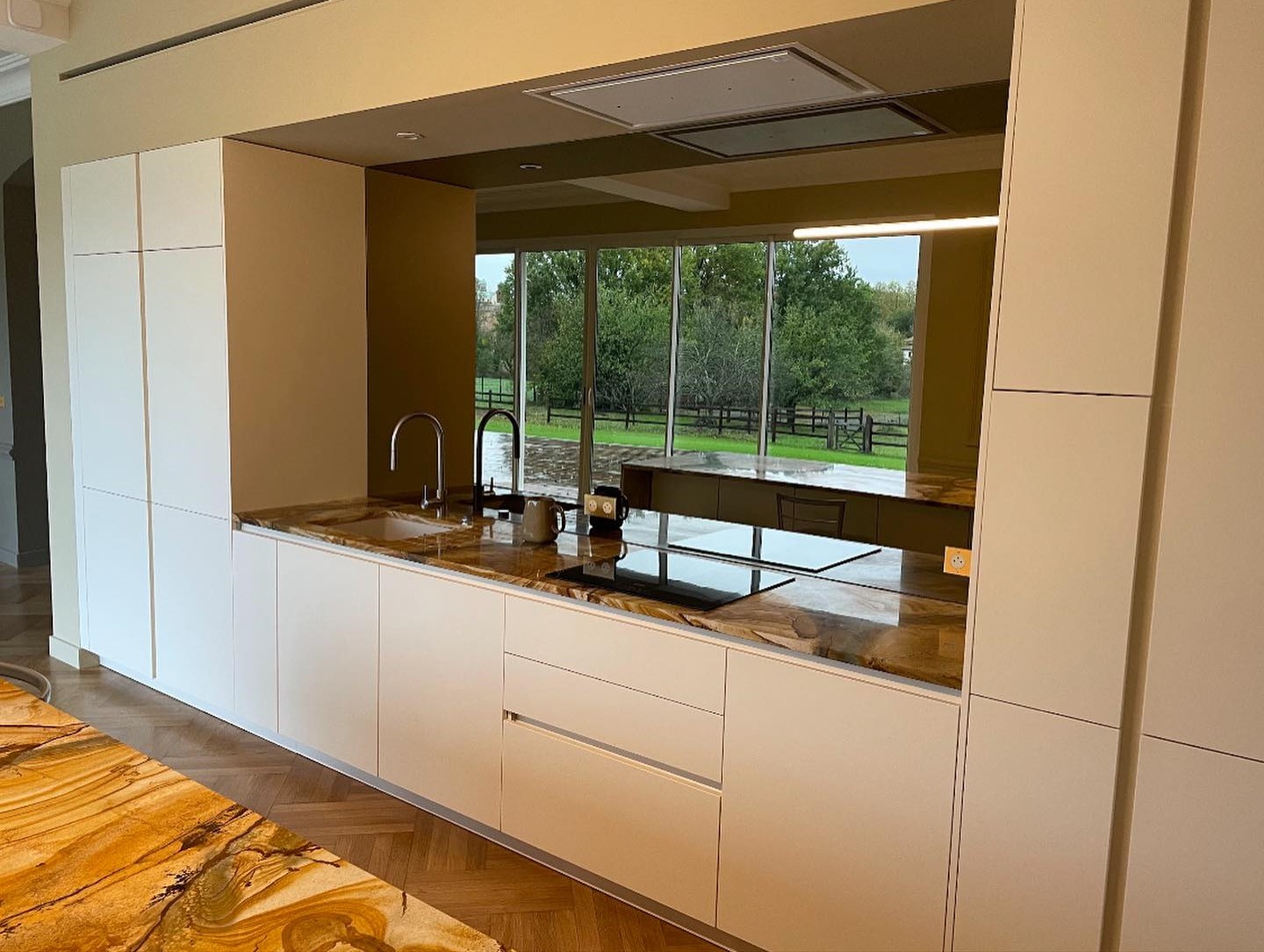 CUISINE EN QUARTZITE STONE WOOD